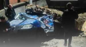 Rrëzohet muri mbi një automjet në Han të Elezit, shpëton shoferi