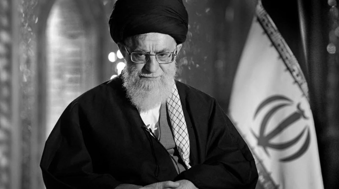 Ka pretendime të kundërta nga Izraeli dhe Irani për fatin e udhëheqësit suprem iranian, Ajatollah Ali Khamenei, që udhëheq vendin që nga viti 1989. Zyrtarët izraelitë kanë deklaruar se trupi i Khameneit është gjetur pas sulmeve ajrore të SHBA dhe Izraelit, ndërsa burimet iraniane mohojnë çdo vdekje të tij. Një burim pranë zyrës së Khameneit në mediat shtetërore iraniane tha: “Mund t’ju them me siguri se udhëheqësi i revolucionit është i palëkundur dhe vazhdon të mbajë komandën në fushë.” Ndërkohë, një zyrtar i lartë izraelit insistoi se lideri suprem është vrarë dhe trupi i tij është identifikuar, raportoi edhe Iran International. Kompleksi i Khameneit raportohet se u dëmtua rëndë gjatë sulmeve të sotme, duke nxitur tensione të mëtejshme në rajon.