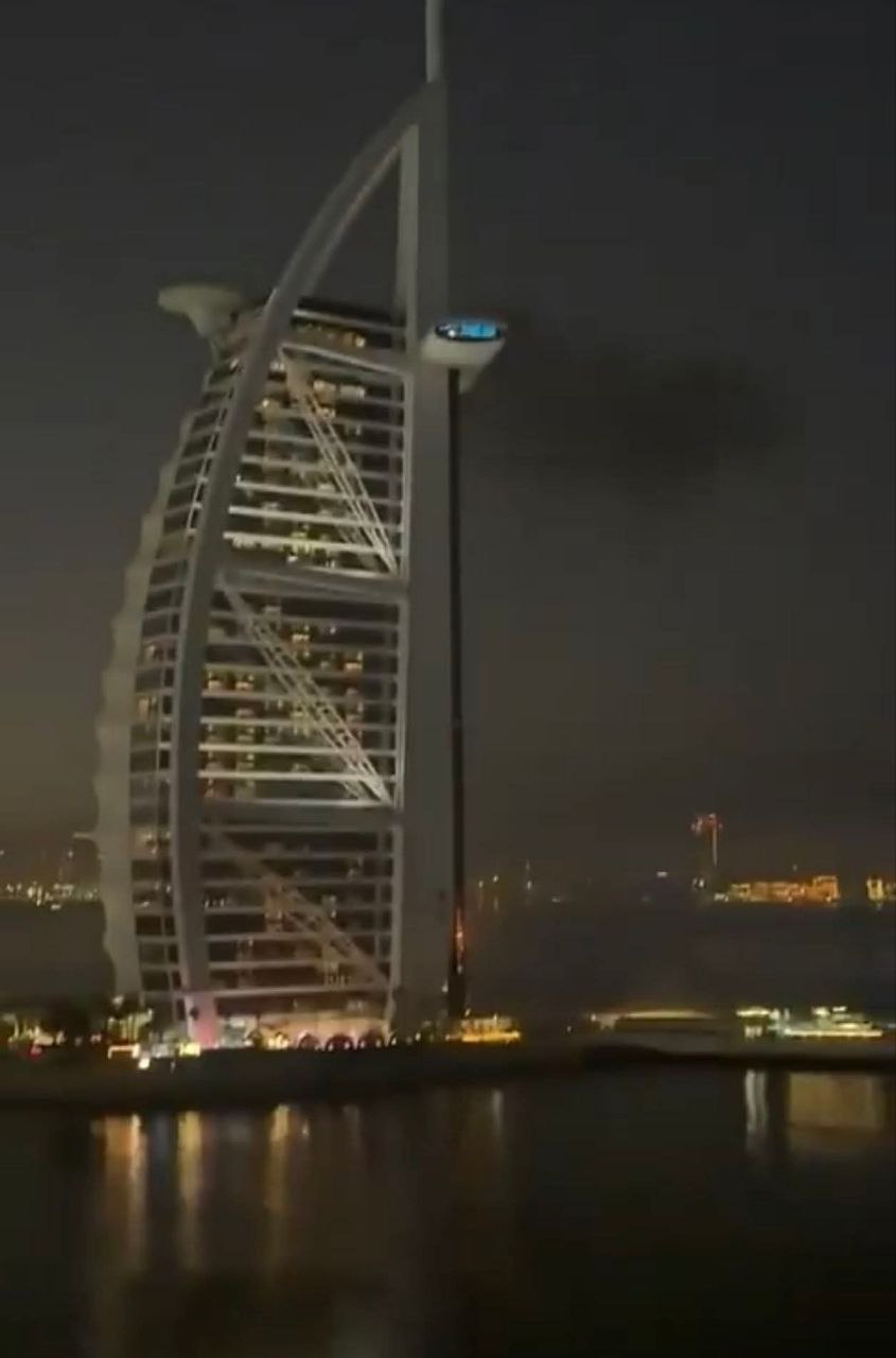 Raportohet se një dron iranian goditi hotelin ikonë Burj Al Arab në Dubai