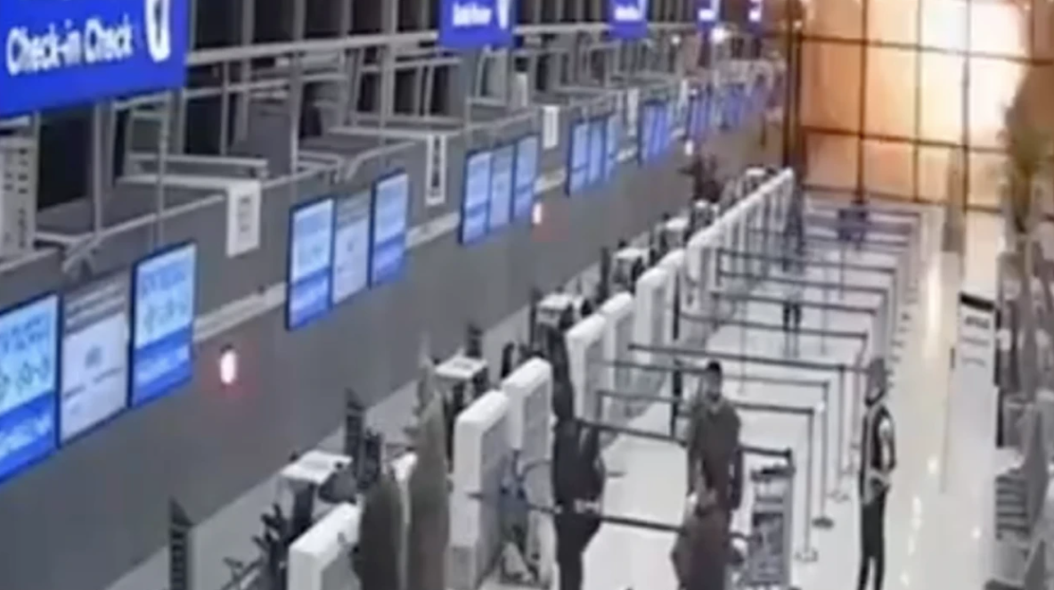 Momenti i sulmit iranian në aeroportin e Dubait kapet nga kamerat