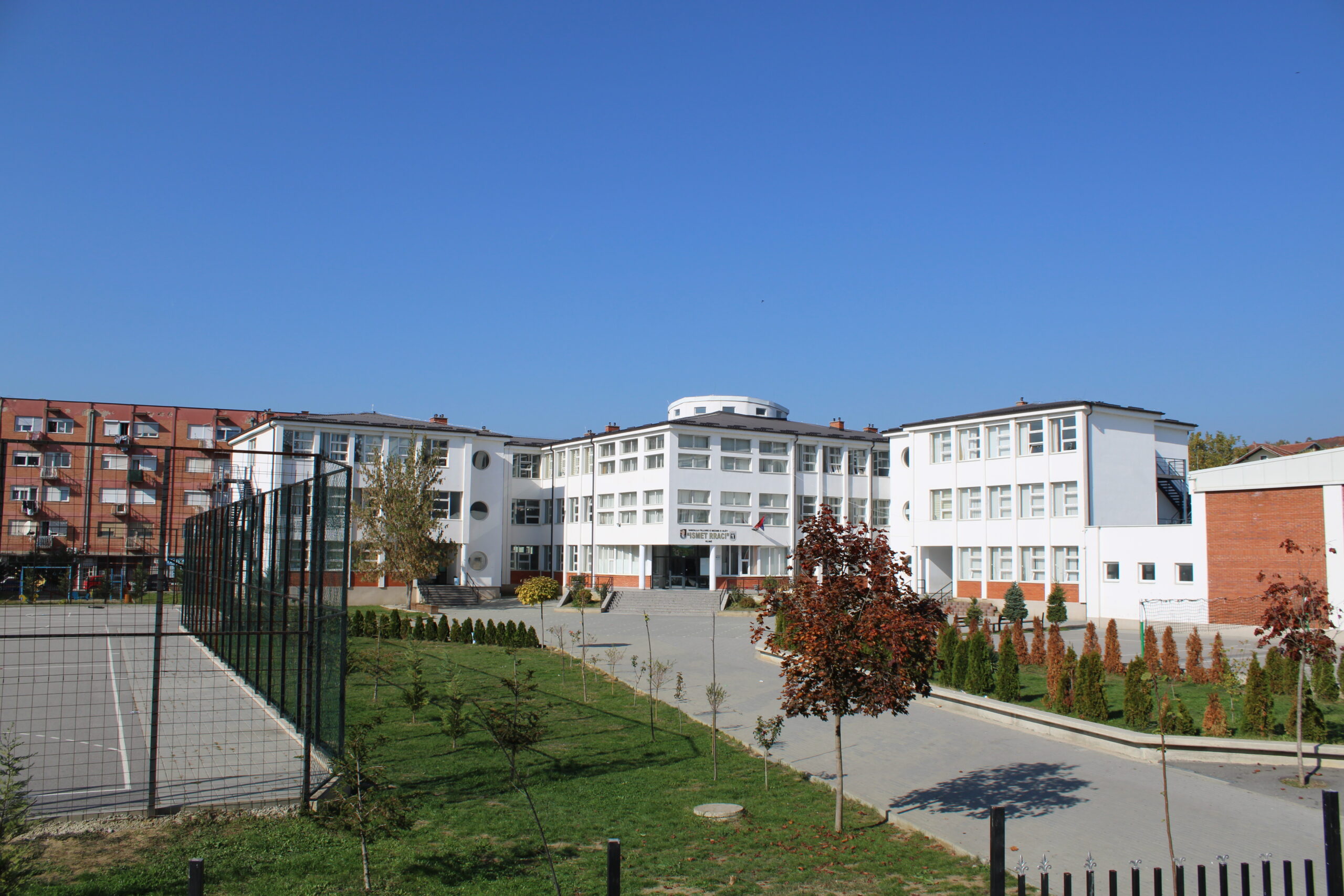 Alarm në Prishtinë: 50% e shkollave me probleme sigurie, thirret takim urgjent