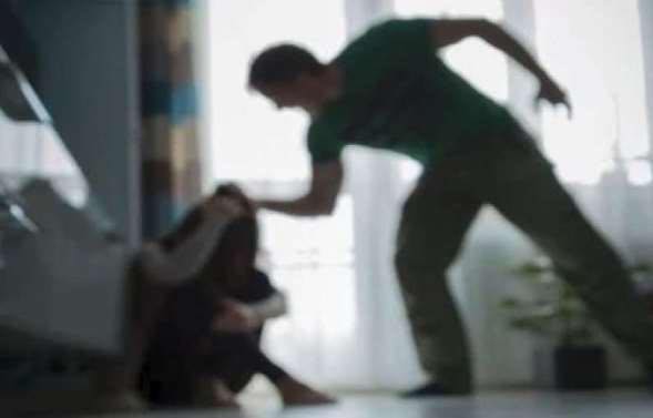 E rrahu gruan dhe e nxori në rrugë gjatë natës – burri arrestohet në Pejë