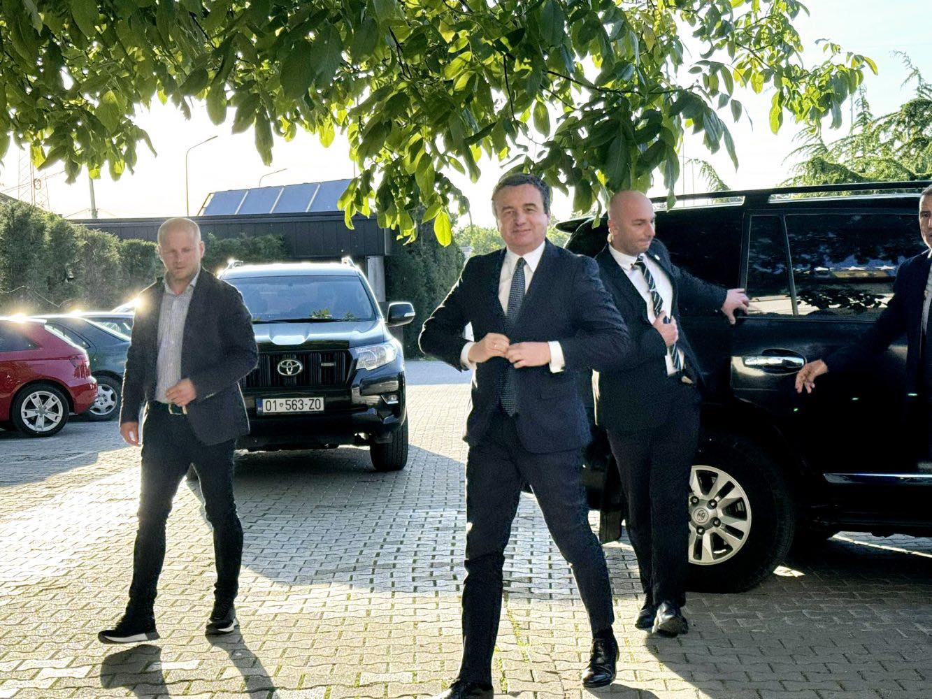 Mbi 6 mijë euro për larjen e veturave të Qeverisë – kontratë pa konkurrencë