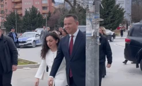 Vjosa Osmani viziton Mitrovicën, takohet me Faton Pecin