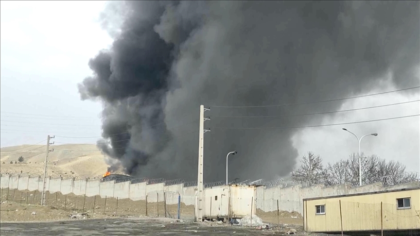 Sulmi SHBA–Izrael godet një depo nafte në Teheran, zjarri dhe tymi vazhdojnë të ngrihen