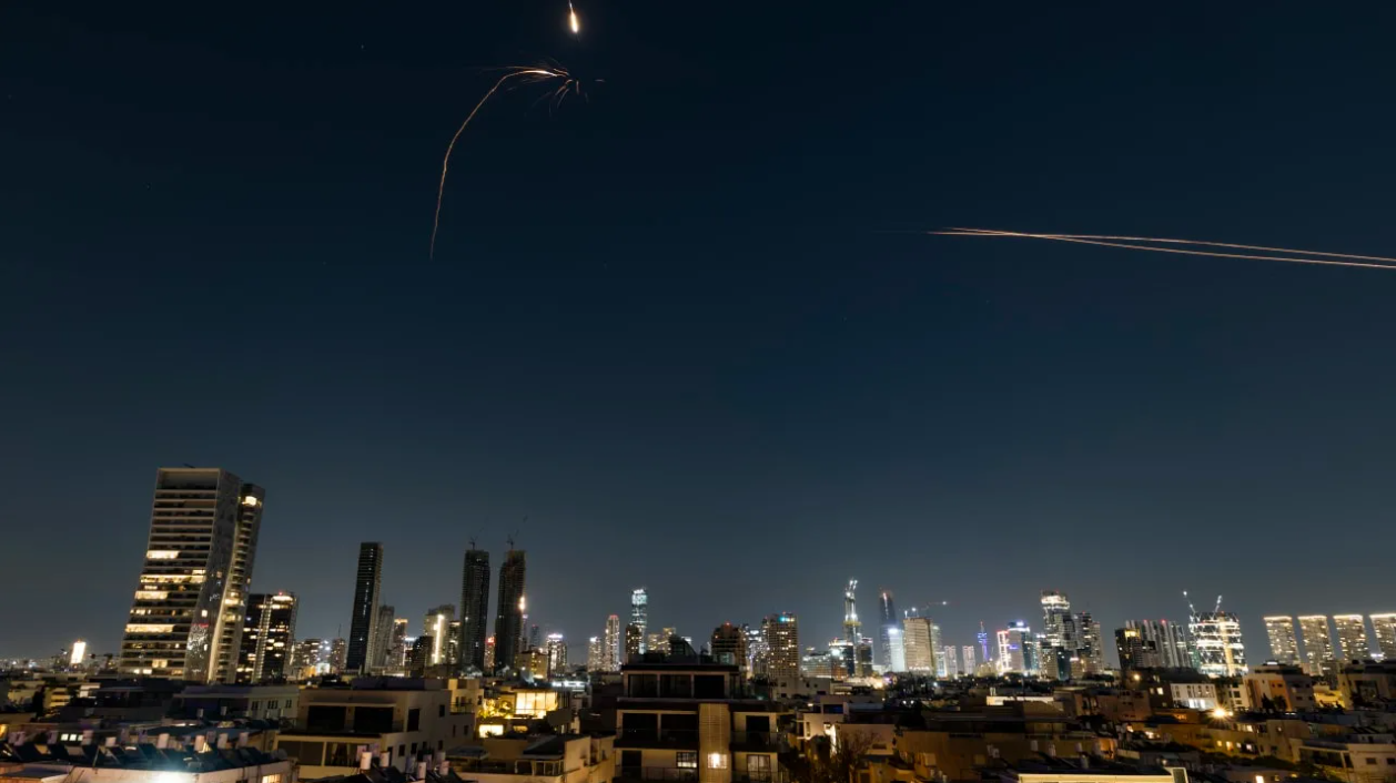 Tingëllojnë sirenat në të gjithë Izraelin ndërsa Irani lëshon një valë të re raketash