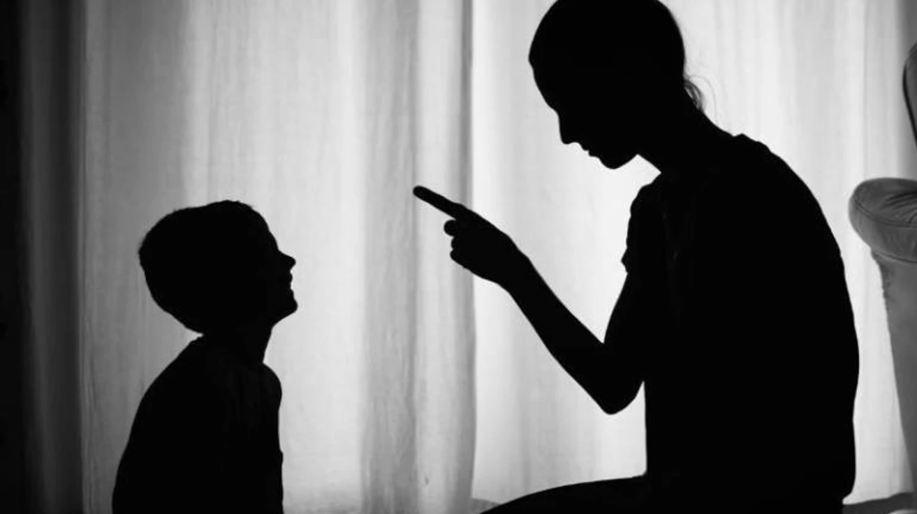 E denoncoi bashkëshorten për dhunë ndaj fëmijës, në Pejë niset procedurë penale për të dy prindërit