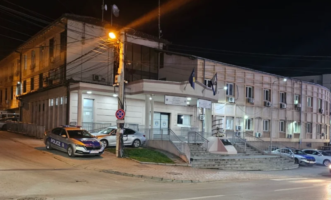 Alarm në Pejë: Dy të mitur kapen me armë dhe thikë