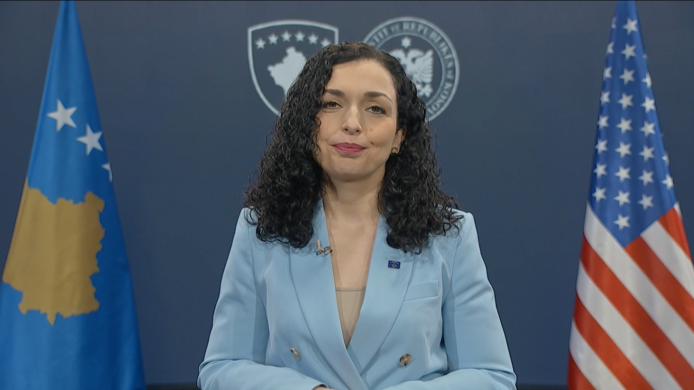 Qytetarja emocionohet në Mitrovicë, përqafon Vjosa Osmanin dhe shpërthen në lot