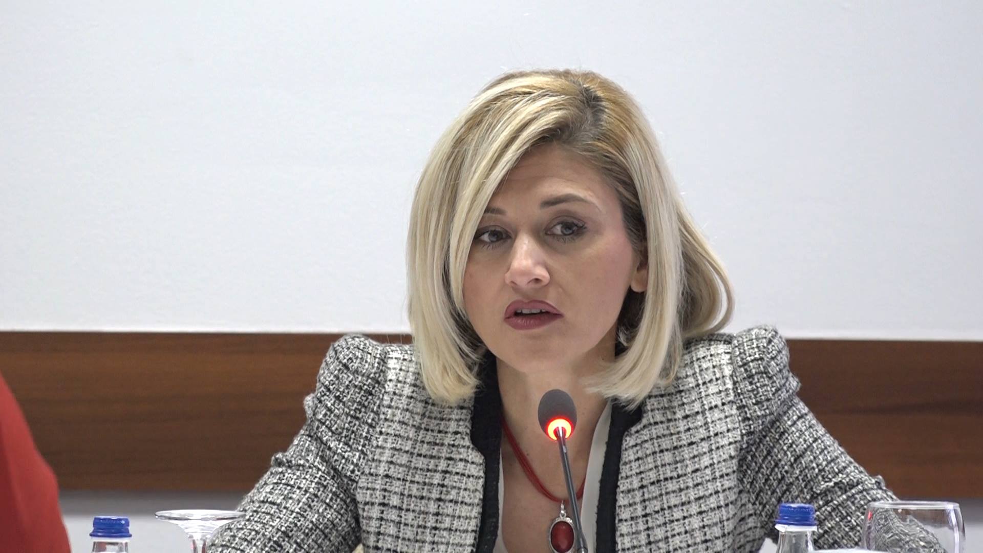 Rritja e cmimeve ne Kosove – ministrja paralajmeron masa per naften dhe ushqimet